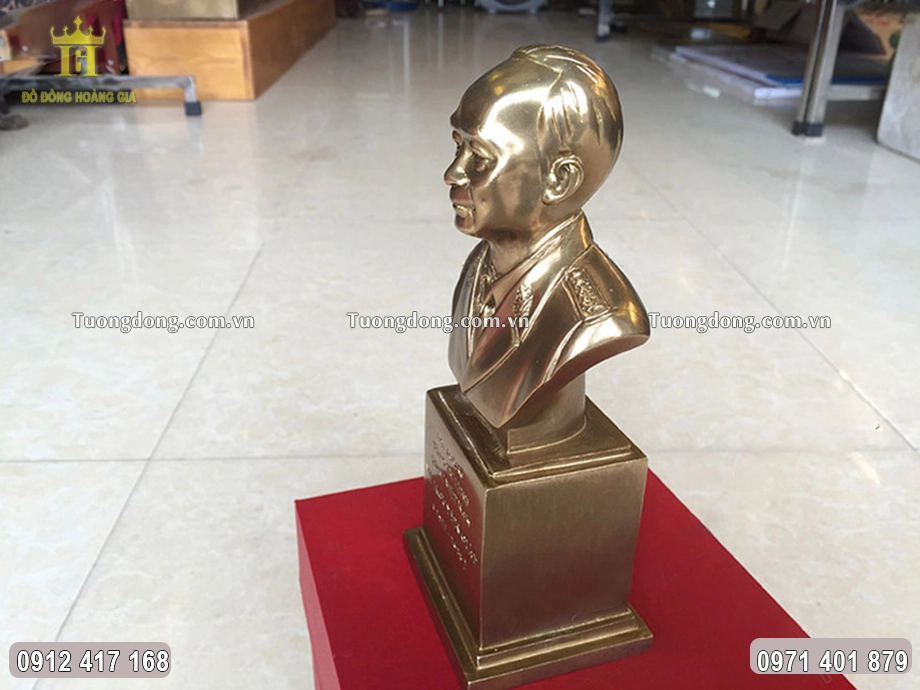 Hình ảnh nhìn nghiêng của bức tượng